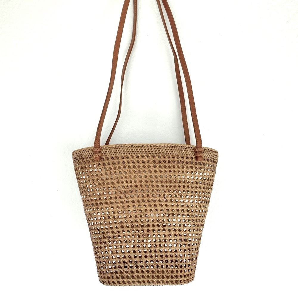 NATURAL RATTAN AND LEATHER TOTE